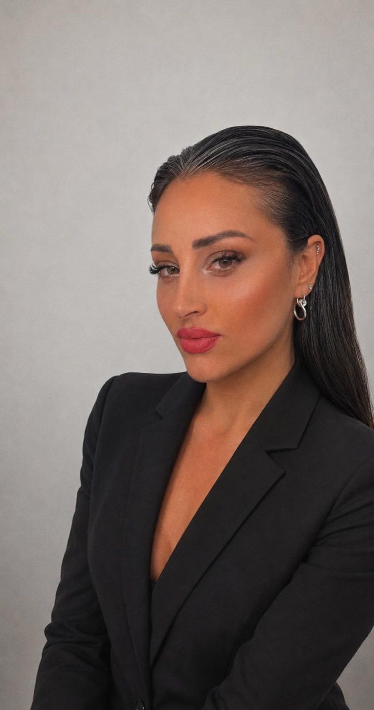 Nada Shammout, Porträt im schwarzen Blazer